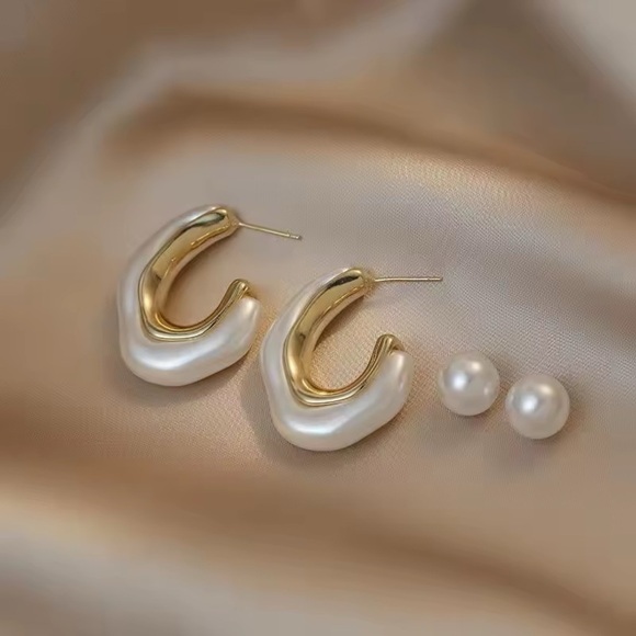 Elegant Gold and Pearl Earrings - Picture 3 of 4